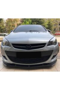 Yüksek performanslı Opel Astra ön görünüm, otomobil bakım ve modifikasyon işlemleri.
