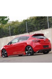 Yüksek performanslı kırmızı Opel Astra hatchback, MD Tuning Garaj özel modifikasyonlarıyla şık ve sportif görünüme sahip.