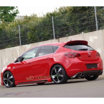 Yüksek performanslı kırmızı Opel Astra hatchback, MD Tuning Garaj özel modifikasyonlarıyla şık ve sportif görünüme sahip.
