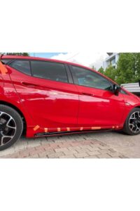 Araba modifiye, kırmızı renkli hatchback araç, MD Tuning Garaj hizmetleriyle özelleştirilmiş.