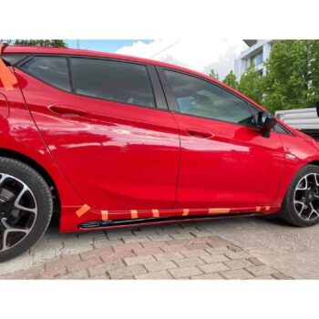 Araba modifiye, kırmızı renkli hatchback araç, MD Tuning Garaj hizmetleriyle özelleştirilmiş.