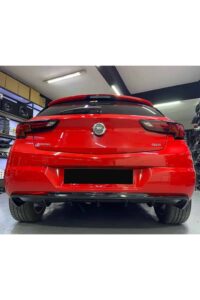 Yüksek performanslı Opel Astra aracın arka görünümü, özel tunig ve modifikasyonlar ile detaylandırılmış.