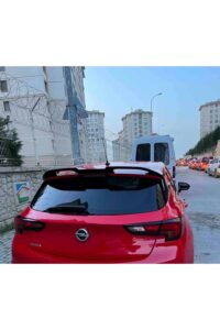 Opel Astra kırmızı hatchback araç, MD Tuning Garaj servisinde modifiye ve bakım işlemleri için park halinde.