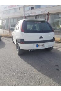 Araba yıkama ve modifiye hizmetleri sunan MD Tuning Garaj önündeki küçük otomobil.