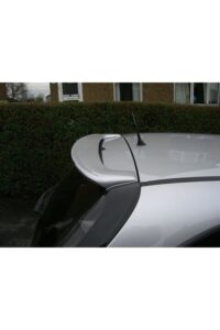 Arka spoiler ve anten ile spor araç görüntüsü.