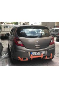 Araba arka görünüm Opel Corsa, bayraklı ve trafik kurallarına uygun park halinde.