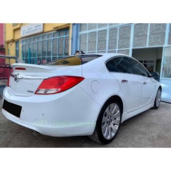 Otomobil, beyaz Toyota model, spor ve şık tasarım, MDF Tuning Garaj'da jant ve kaput modifikasyonu yapılmış.