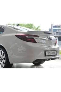 Yenilikçi araba tasarımı ve Opel insignia logosu ile şık araç detayları.