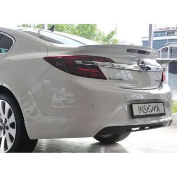 Yenilikçi araba tasarımı ve Opel insignia logosu ile şık araç detayları.