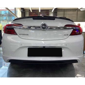 Yenilenen Opel Insignia araba arka görünüm, otomobil bakım ve modifikasyon merkezi.
