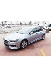 Yüksek çözünürlüklü gri sedan araç, MD Tuning Garaj'da park halinde, şık ve modern tasarım.