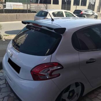 Yüksek performanslı araba lastikleri ve jantlar, MD Tuning Garaj hizmetleriyle uyumlu ve dekoratif tasarım detayları.