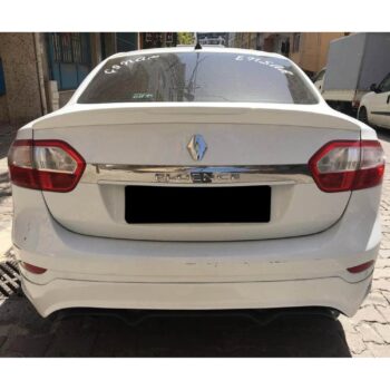 Arka Renault Fluence otomobil, beyaz renk ve şık tasarım. Tuning ve modifiye hizmetleri için ideal araç.