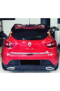 Yüksek performanslı Renault Clio arka görünümü, sportif tasarım ve detaylar.
