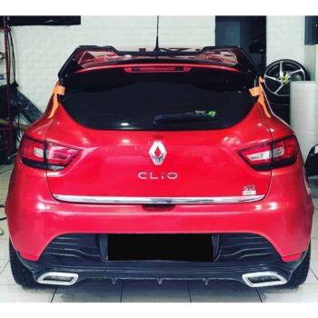 Yüksek performanslı Renault Clio arka görünümü, sportif tasarım ve detaylar.