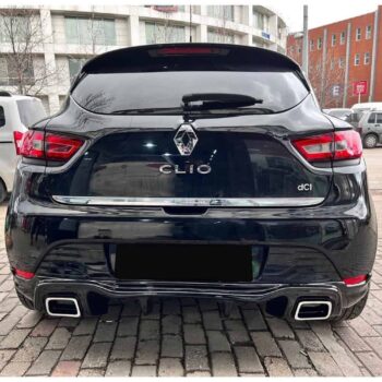 Yüksek performanslı Renault Clio arka görünümü, sportif tasarımı ve modifikasyon detaylarıyla dikkat çekiyor.