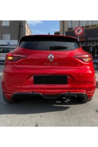 Yüksek kaliteli kırmızı Renault Clio arka görünümü, performans ve şıklık vurgusu ile İyi bir araç bakımı ve tuning detaylarıyla.