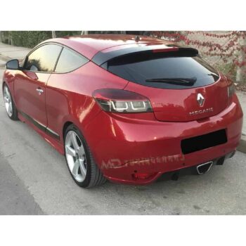 Yüksek performanslı Renault Megane spor araba, şık kırmızı renkli, krom jantlar ve aerodinamik tasarım.