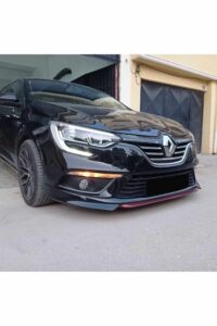 Yüksek performanslı Renault otomobil, siyah renkli ve sportif tasarımıyla dikkat çekiyor.