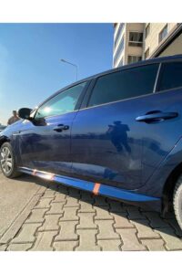 Yüksek kaliteli mavi araba modifiye ve tuning araçları, otoparkta park halinde. MD Tuning Garaj servis merkezi.