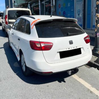 Ana araç, Seat Ibiza, arka ve yan görünüm, dekoratif stickerlar ve park halinde.