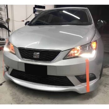 Yüksek performanslı otomobil modifikasyonu, ön kısım detayları ve LED farlar.