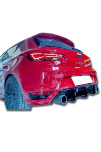 Yüksek performanslı kırmızı spor otomobil, MD Tuning Garaj tarafından modifiye edilmiştir.