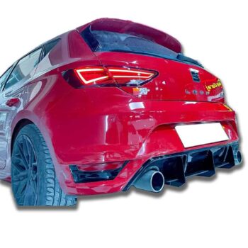 Yüksek performanslı kırmızı spor otomobil, MD Tuning Garaj tarafından modifiye edilmiştir.