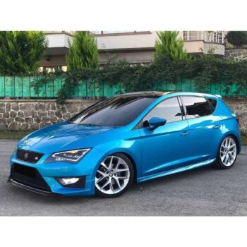 Yüksek performanslı mavi hatchback otomobil, hızlı ve şık tasarımıyla dikkat çekiyor.