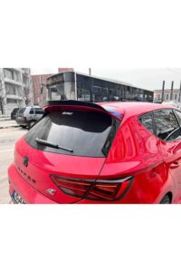 Arka kırmızı Renault Megane aracı yüksek performans spoyleri ile parkta.