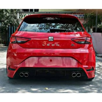 Yüksek performanslı kırmızı Honda Leon arka görünümü.
