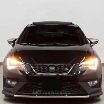Yüksek performanslı siyah araç, modern ön tasarımı ve LED farlarıyla dikkat çekiyor.