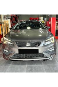 Yüksek performanslı Seat Arona FR ön görünüm, otomobil modifikasyonu ve tuning hizmetleri, otopark içi detaylar.