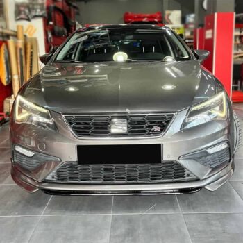 Yüksek performanslı Seat Arona FR ön görünüm, otomobil modifikasyonu ve tuning hizmetleri, otopark içi detaylar.