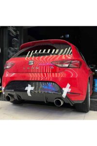Yüksek performanslı Seat Leon FR arka görünüm, otomobil modifikasyonu ve tuning detayları.