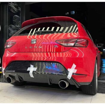 Yüksek performanslı Seat Leon FR arka görünüm, otomobil modifikasyonu ve tuning detayları.