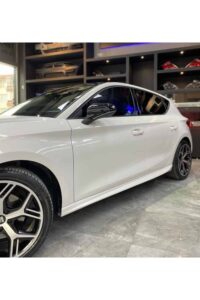 Yüksek kaliteli siyah ve gri jantlı beyaz spor araba, MD Tuning Garaj’da detaylı oto modifikasyon ve performans iyileştirmeleri.