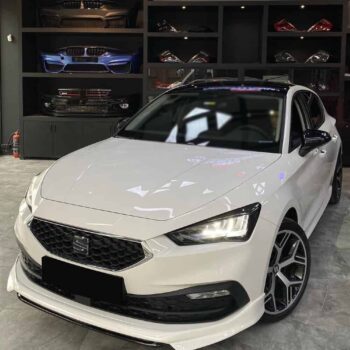 Yüksek performanslı Seat otomobil, MD Tuning Garaj'da gösterimde. Modern tasarım ve geliştirilmiş güç ile dikkat çekiyor.