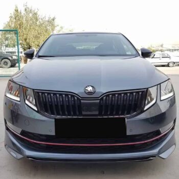 Yüksek performanslı Skoda Octavia ön yüzü, renkli farlar ve şık ön ızgara, otomobil modifikasyonu ve tuning hizmetleri ile uyumlu.