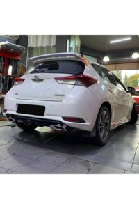 Yüksek performanslı otomobil modifiye, karbon detaylar ve ısınma sonrası performans iyileştirmeleri.
