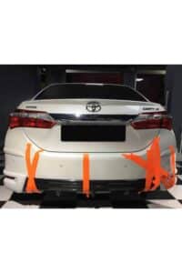 Yüksek performanslı Toyota Corolla tuning araç arka görünümü.