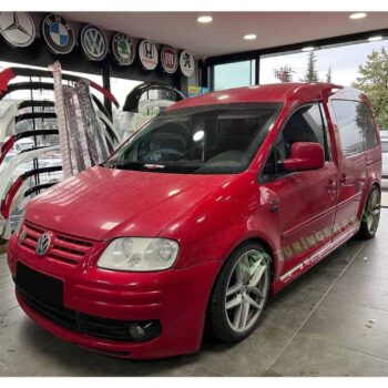 Yenilenmiş kırmızı VW Caddy otomobil, MD Tuning Garaj'da detaylı kozmetik ve performans modifikasyonlarıyla hazırlandı.