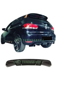 Araba arka spoyleri ve jantlar ile siyah Volkswagen Golf.  .