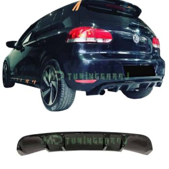 Araba arka spoyleri ve jantlar ile siyah Volkswagen Golf.  .