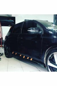 Yüksek performanslı araç modifikasyonu için optimize edilmiş siyah otomobil, MD Tuning Garaj hizmetleriyle geliştirilmiş.