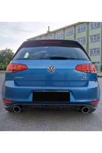 Yüksek performanslı golf araç arka görünümü, VW TSI motor ve çift egzoz çıkışlı spor tasarım.
