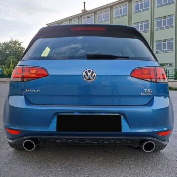 Yüksek performanslı golf araç arka görünümü, VW TSI motor ve çift egzoz çıkışlı spor tasarım.