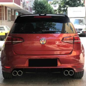 Ehliyetli tuning özelliği ile VW Golf arka görünüm. Özel egzoz ve far detayları. Yüksek performanslı otomobil tasarımı.