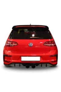Yüksek performanslı kırmızı VW Golf araba arka görünümü.