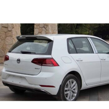 Yeni Volkswagen Golf arka görünümü, siyah arka spoyler ve şık jantlarla detaylandırılmış.